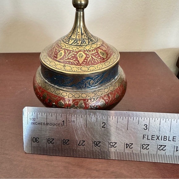 Antique brass enamel jar. Indian cloisonné in green and red, with lid. Bollywood - Picture 3 of 6